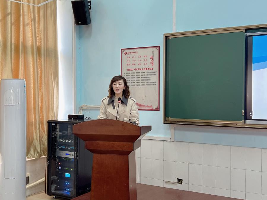 太阳集团见好就收9728经理徐莉主持会议.jpg